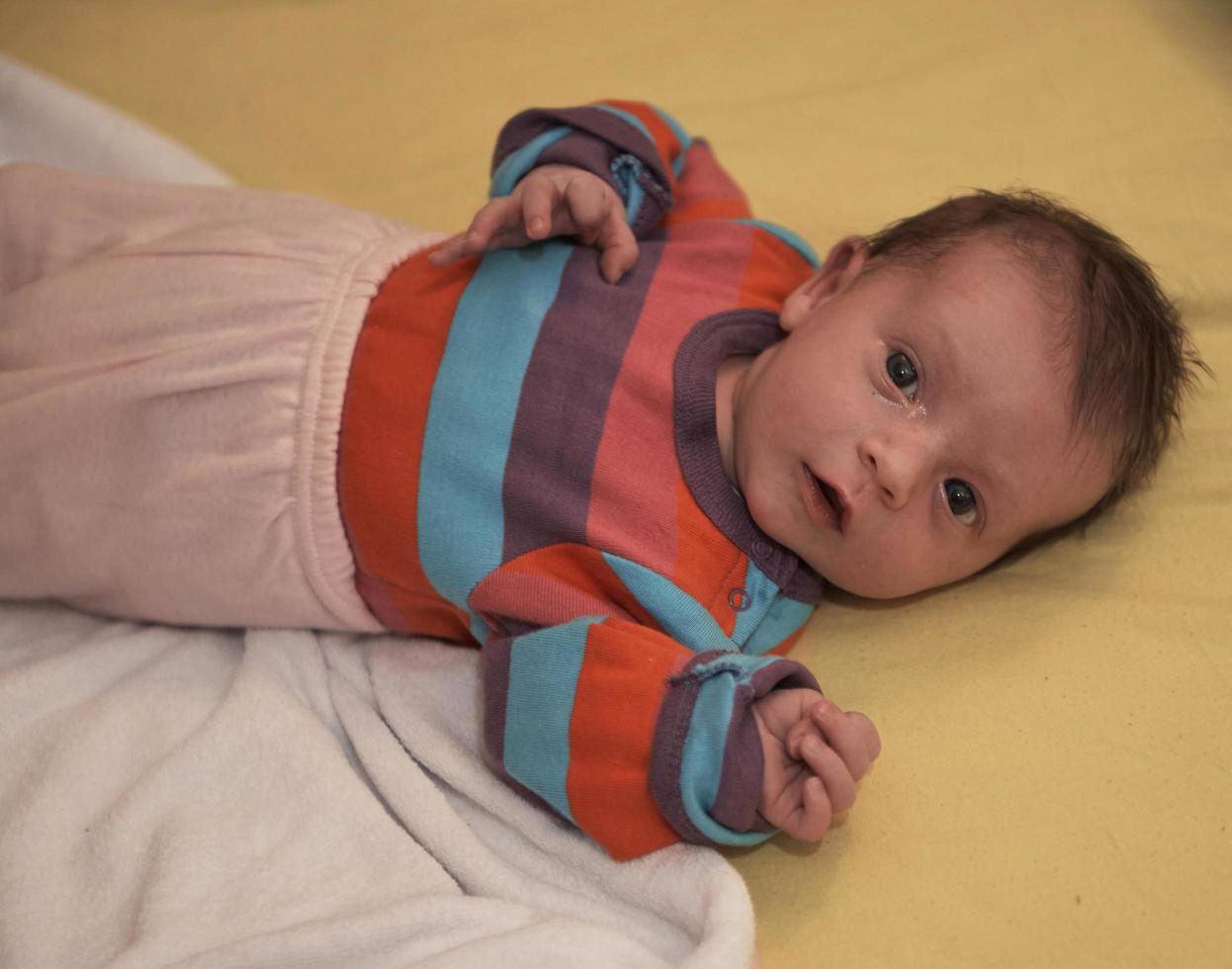 bébé nouveau-né d'un mois dormant dans son lit photo