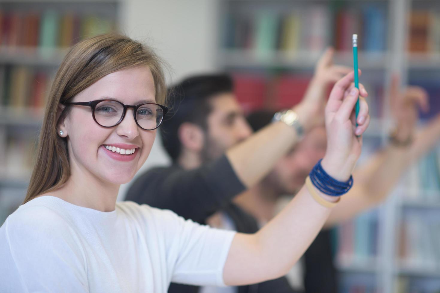 groupe d'étudiants lève la main photo