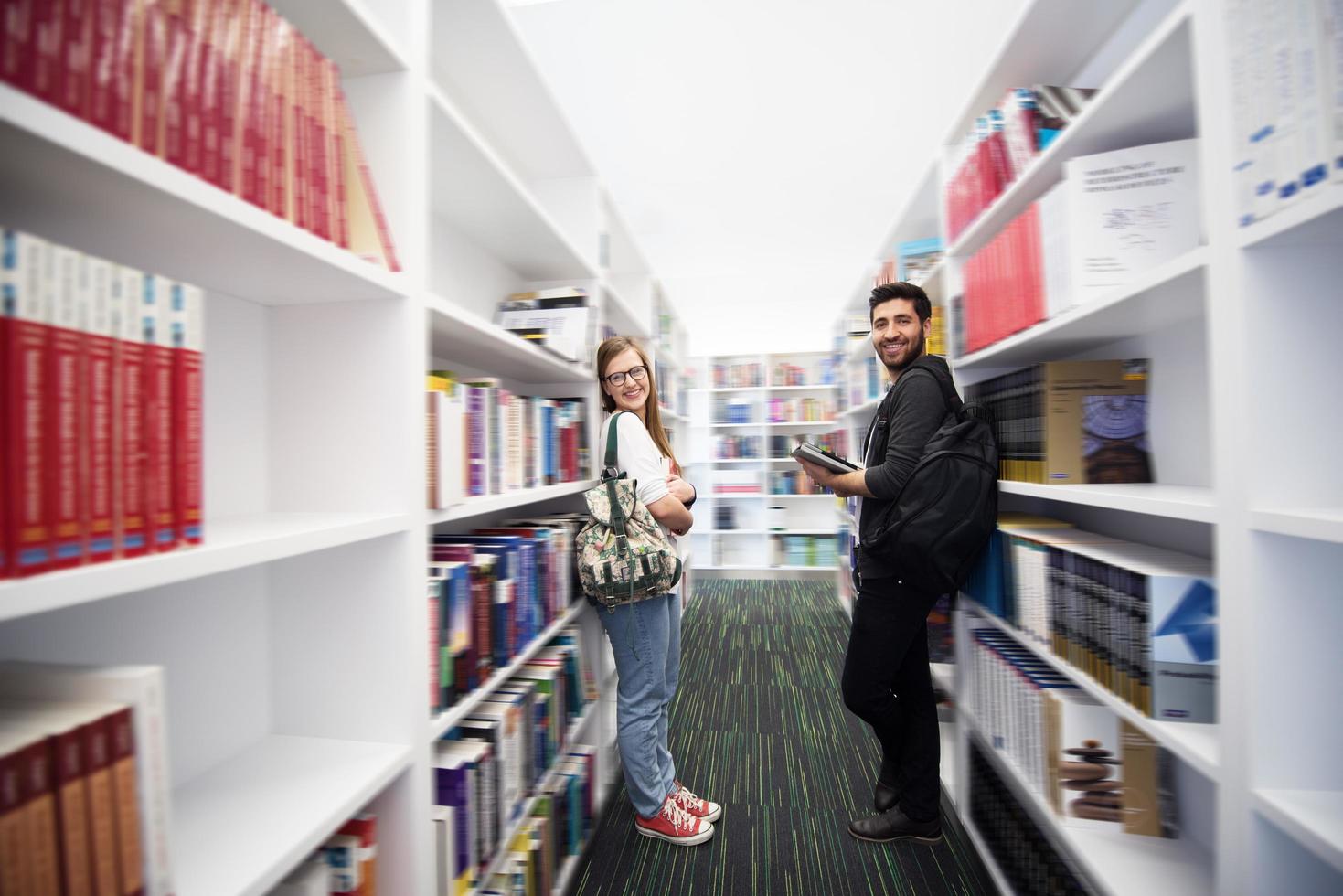 groupe d'étudiants à la bibliothèque de l'école photo