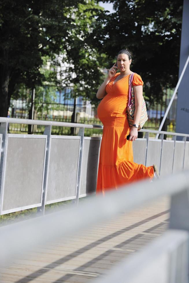 femme enceinte heureuse parlant par téléphone portable photo