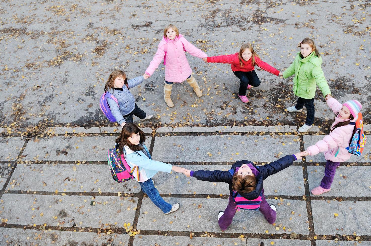 concept d'amitié et de travail d'équipe avec un groupe de jeunes écolières photo