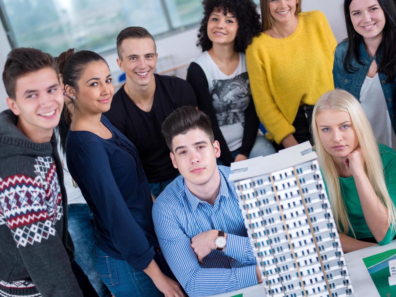 étudiants avec enseignant dans la classe de laboratoire informatique photo