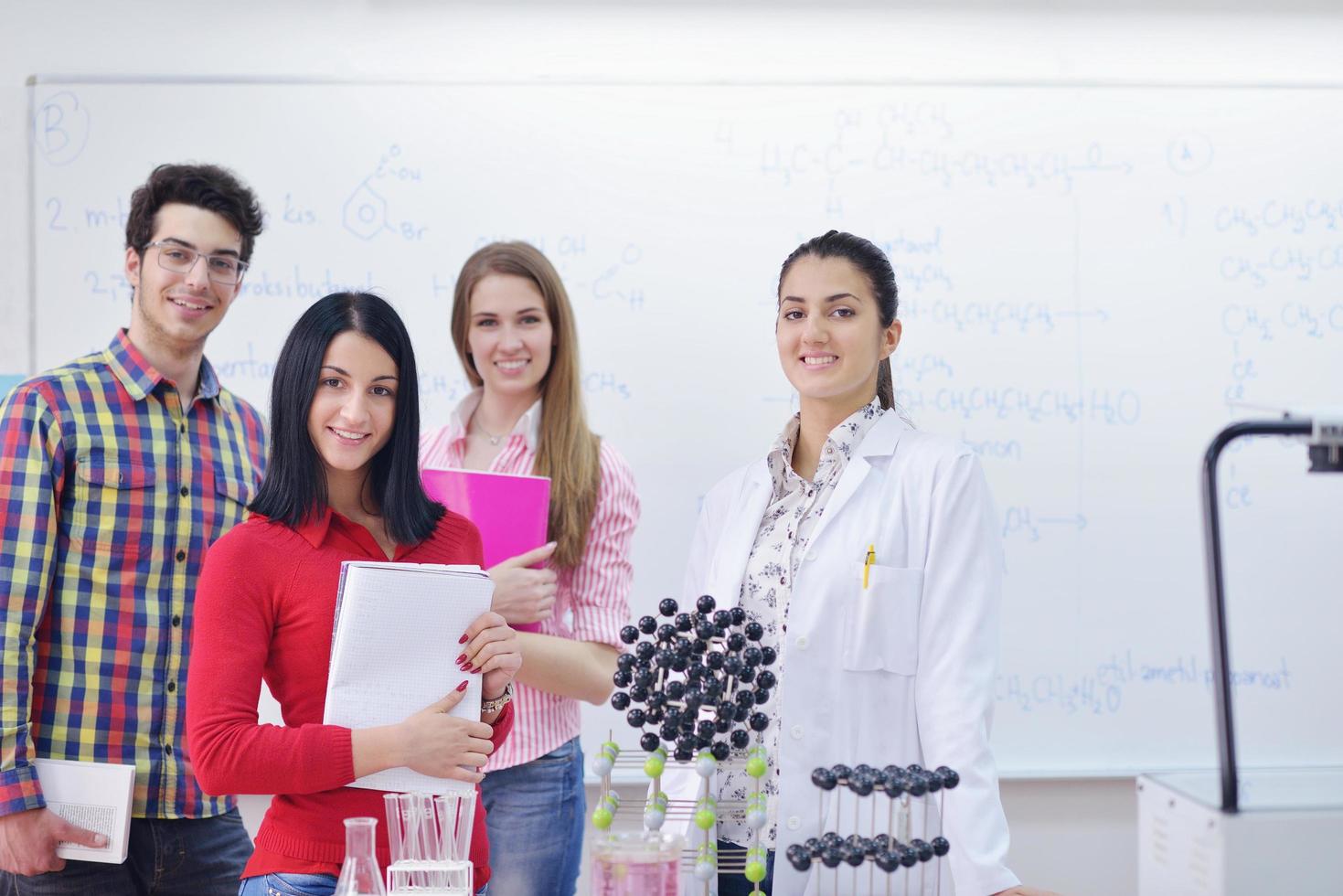 groupe d'adolescents heureux à l'école photo