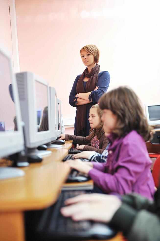 éducation informatique avec les enfants à l'école photo