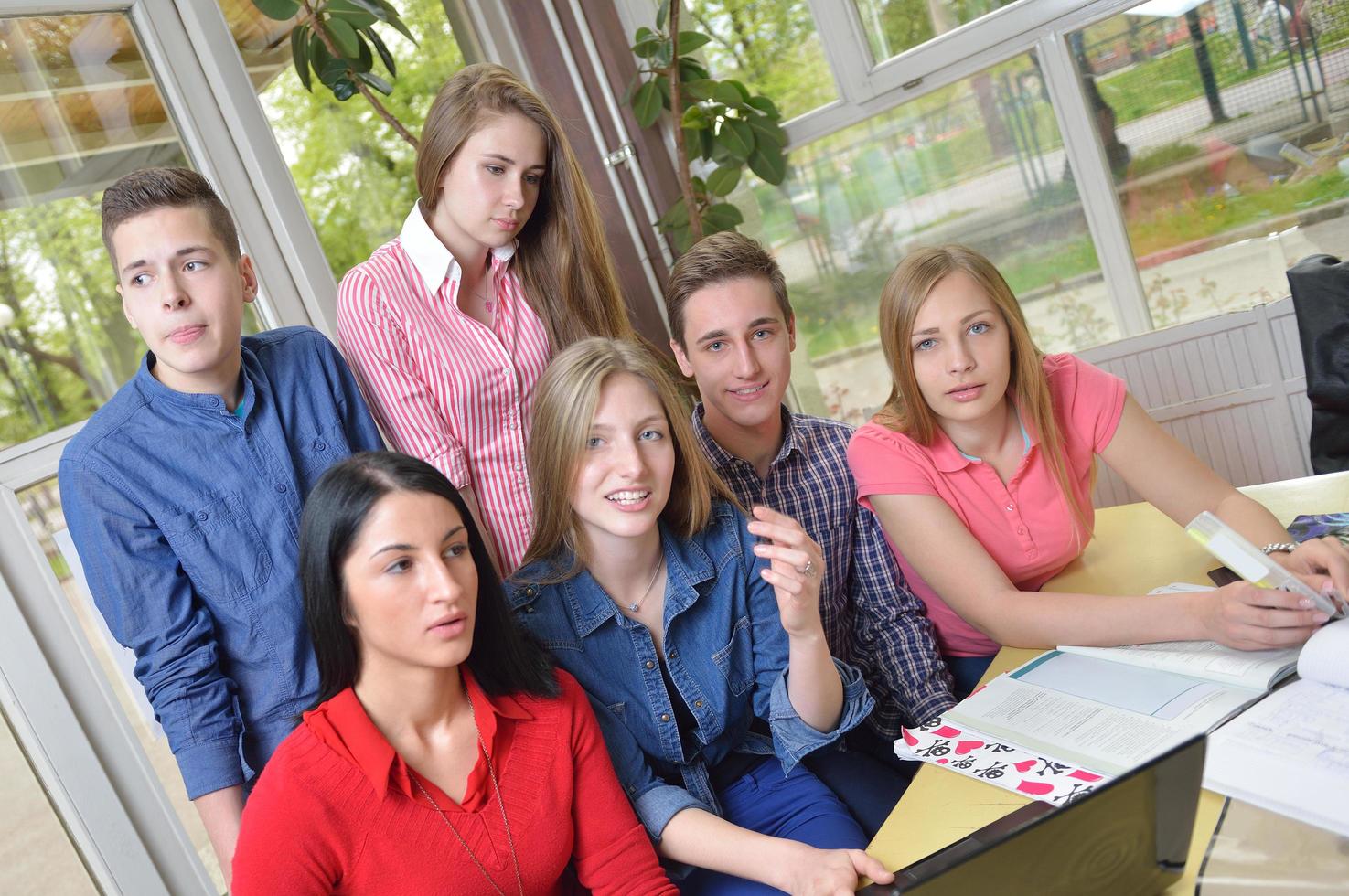 groupe d'adolescents heureux à l'école photo