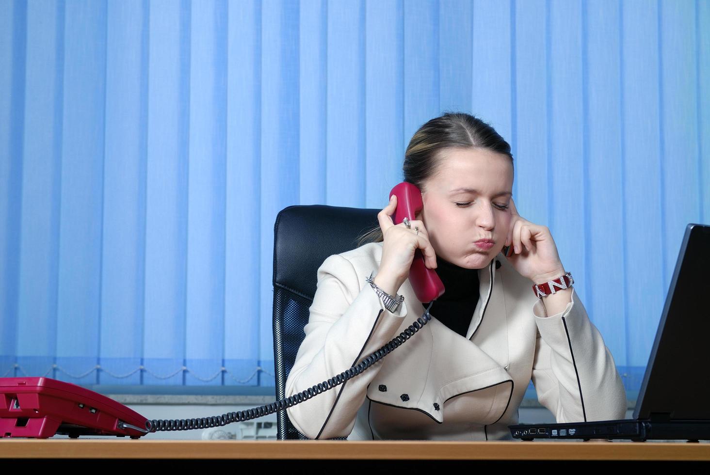 .jeune femme d'affaires travaillant sur un ordinateur portable au bureau. photo