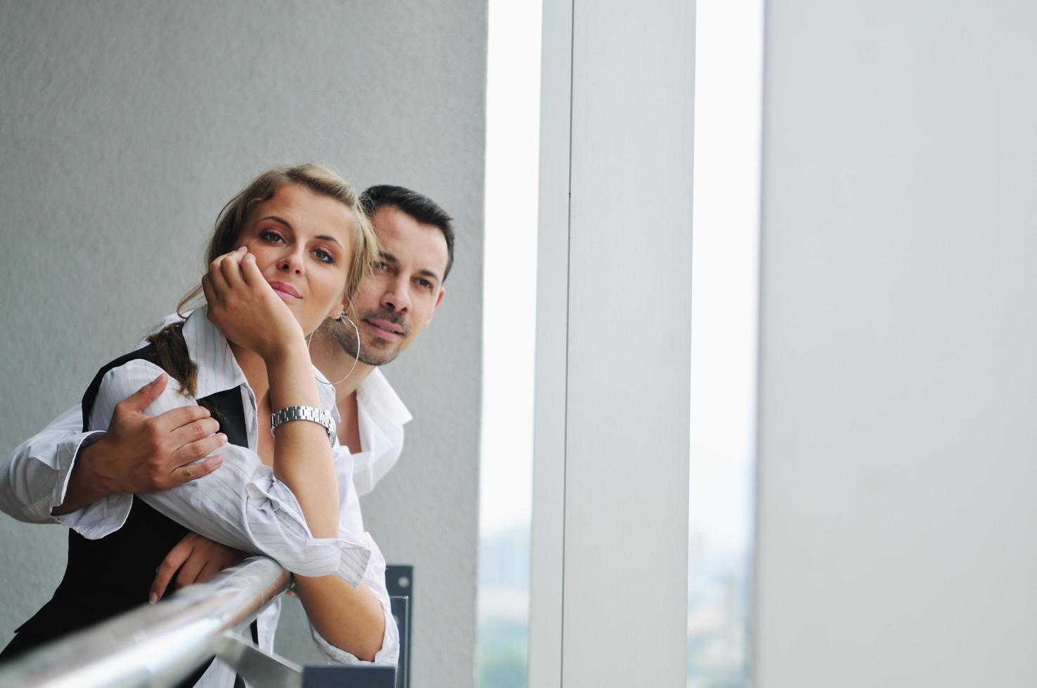 couple heureux romantique sur balcon photo