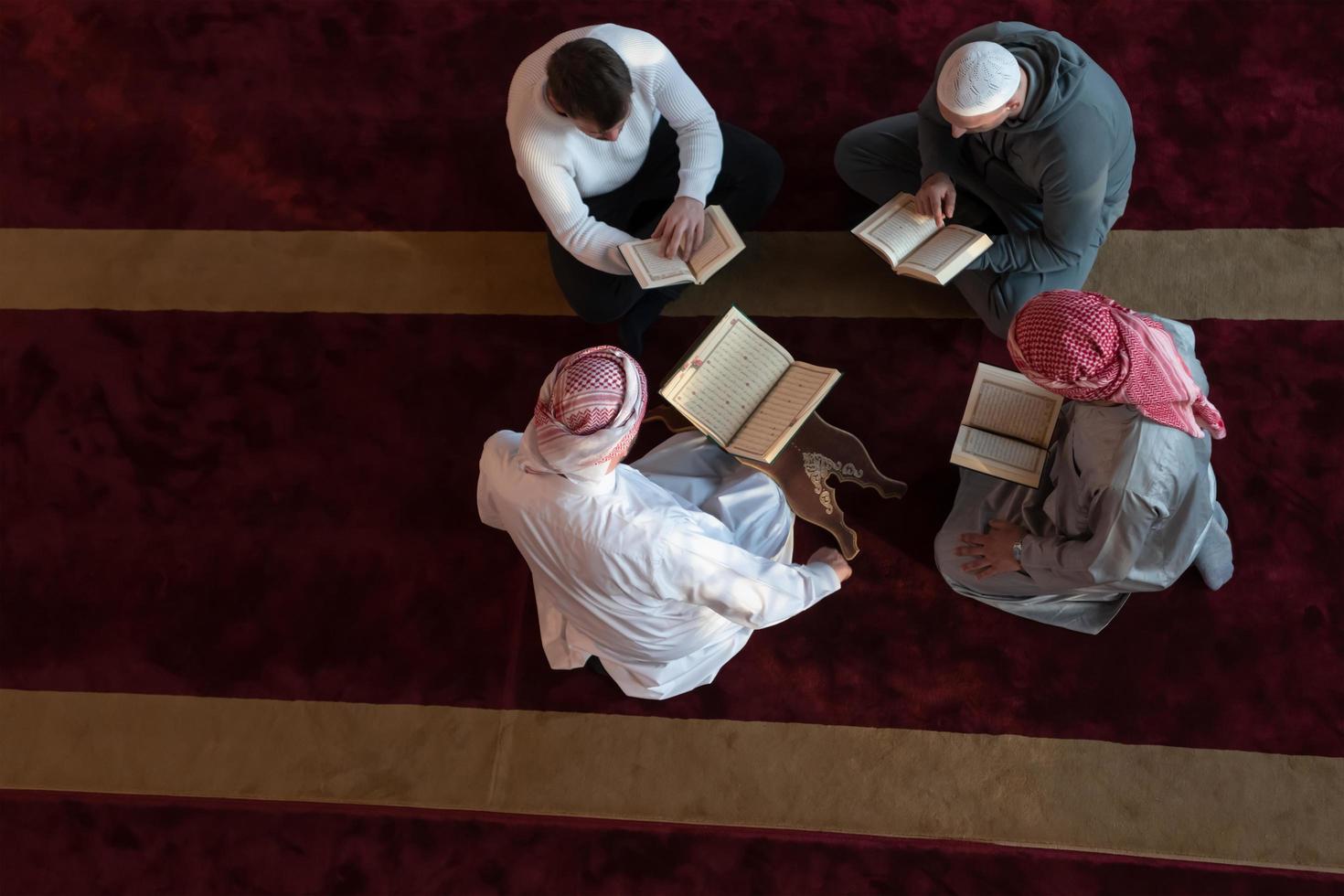 les musulmans dans la mosquée lisant le coran ensemble photo