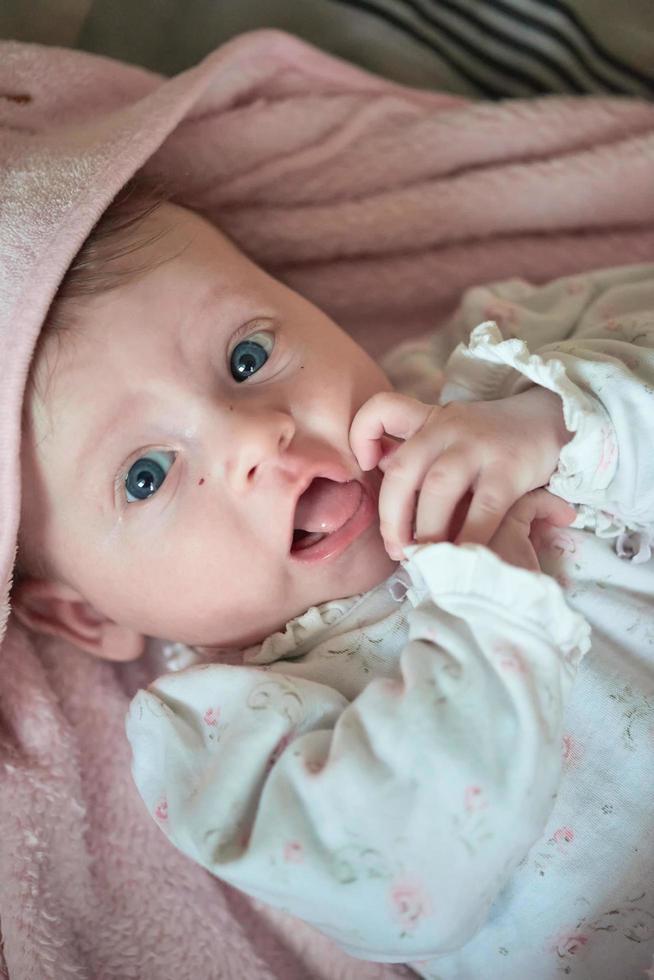 heureux nouveau-né petit bébé souriant photo