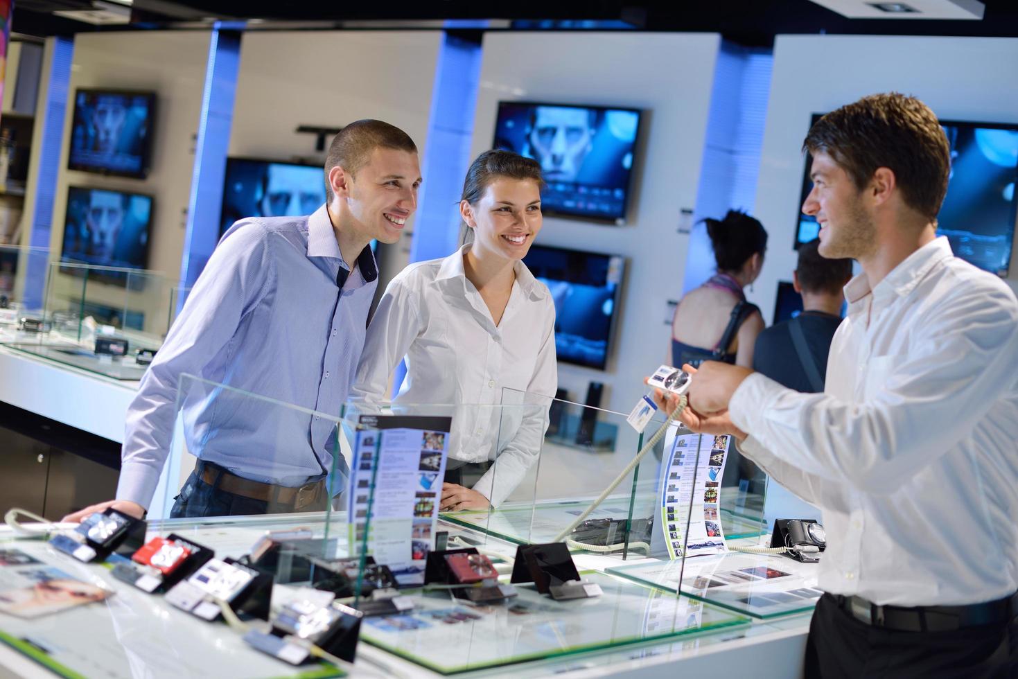 personnes dans un magasin d'électronique photo