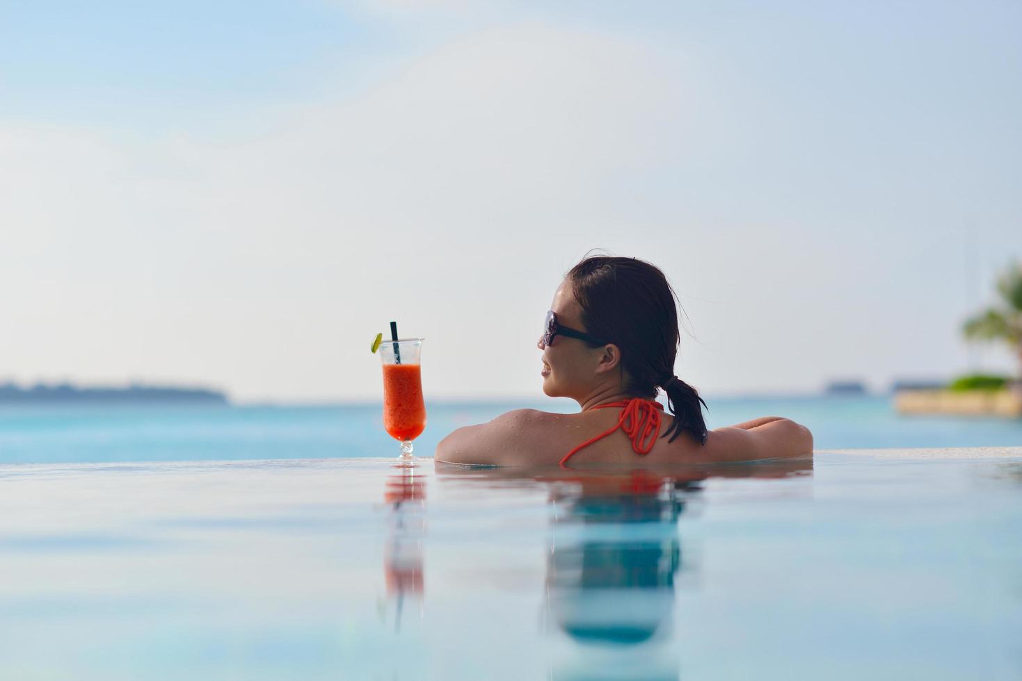 beau gril sur la plage s'amuser photo