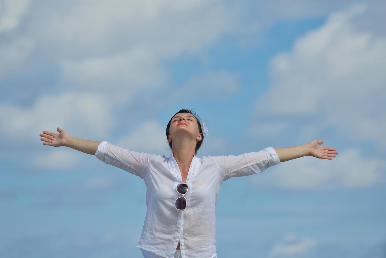 femme heureuse profiter de l'heure d'été photo