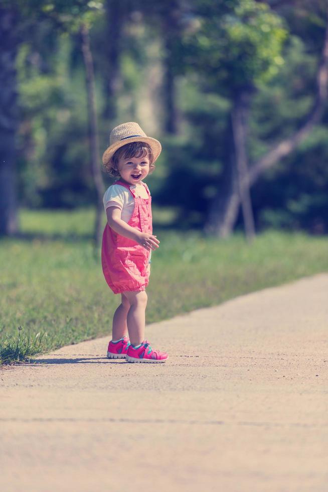 petite fille qui court dans le parc d'été photo