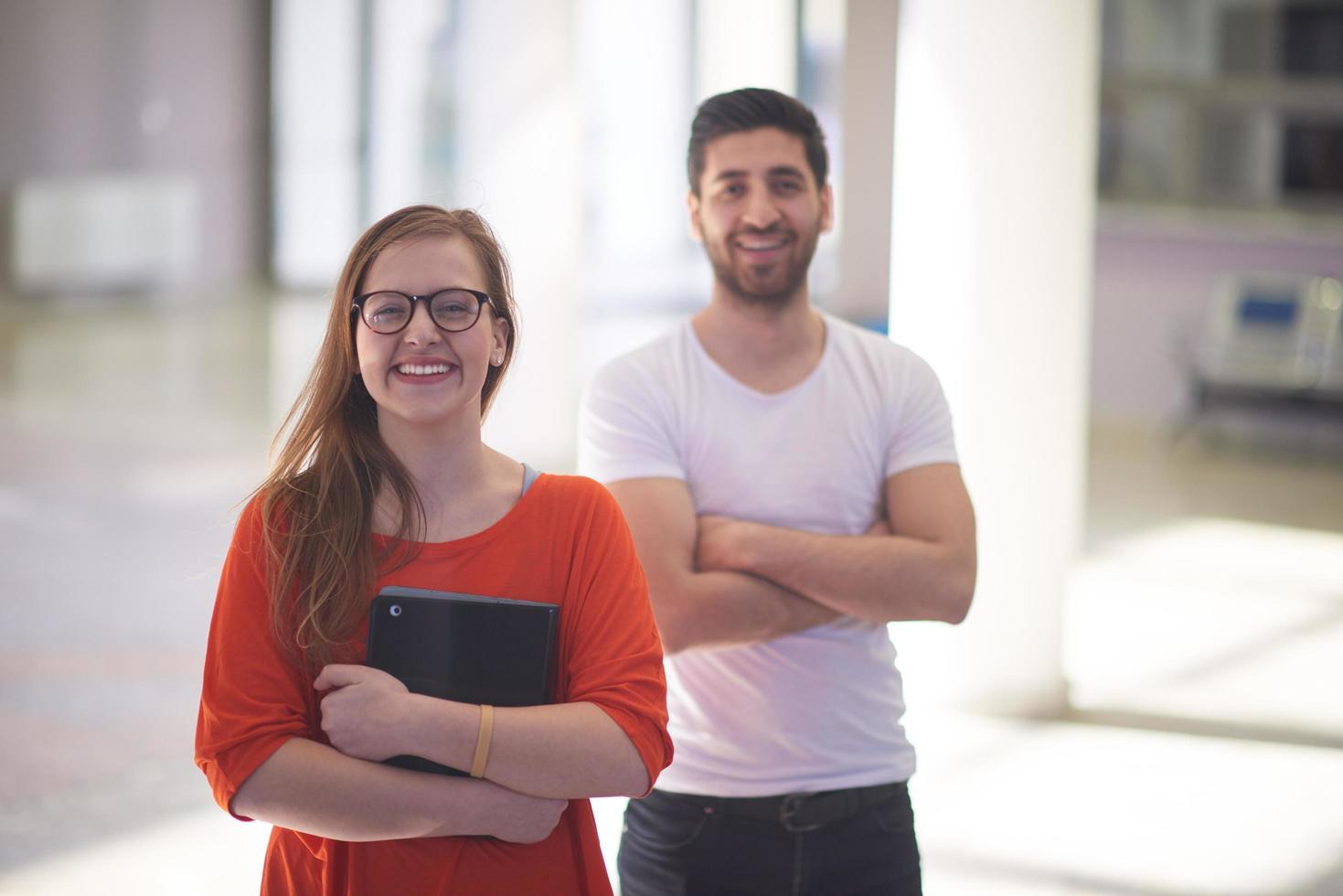 couple d'étudiants debout ensemble photo