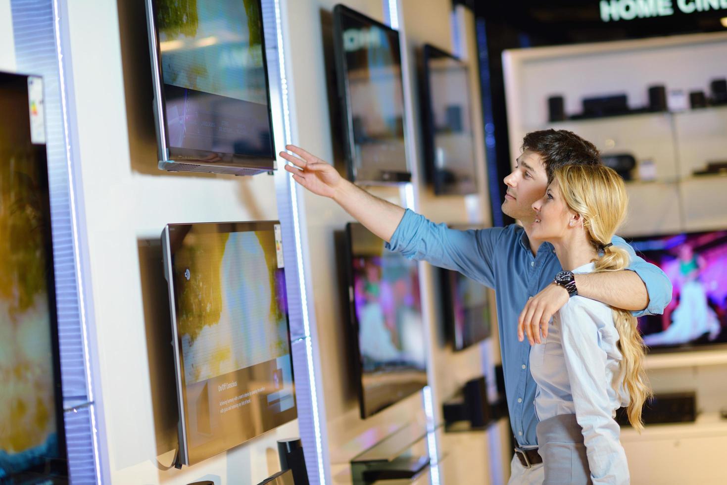 personnes dans un magasin d'électronique photo