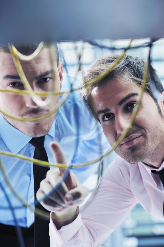 ingénieurs informatiques dans la salle des serveurs réseau photo