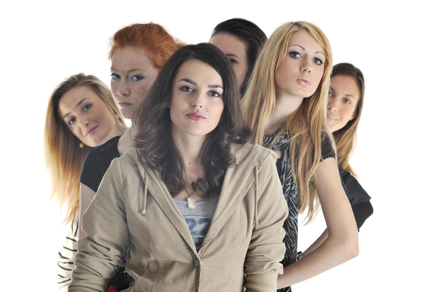 groupe de filles heureux isolé sur blanc photo