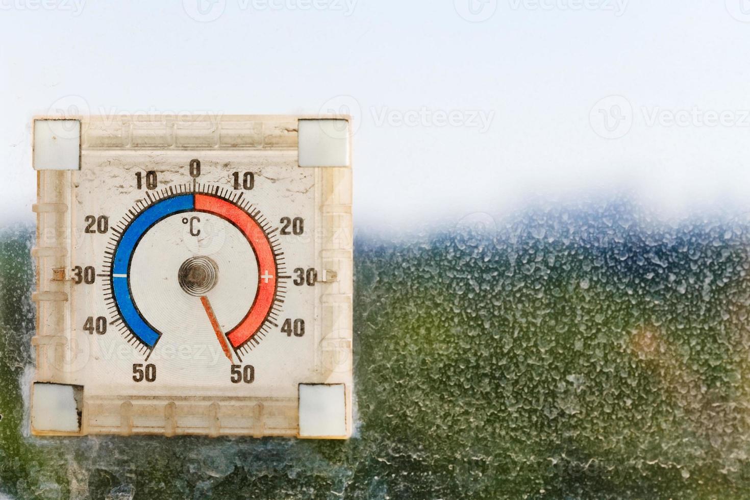 Cinquante degrés Celsius sur un thermomètre extérieur photo