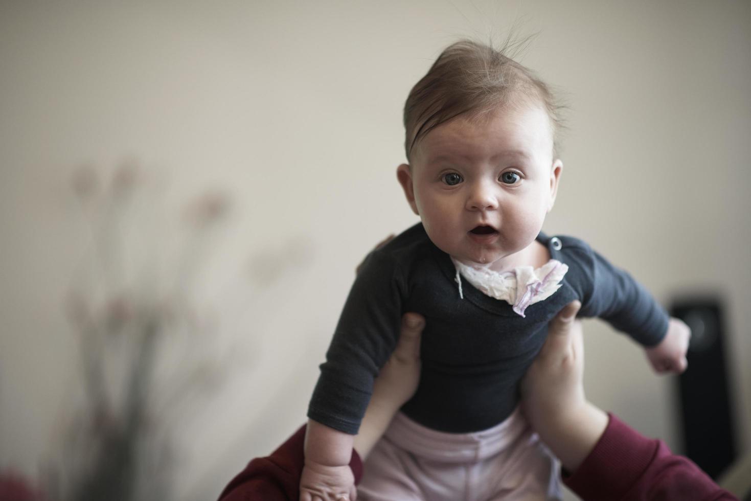 mère joue avec bébé à la maison photo