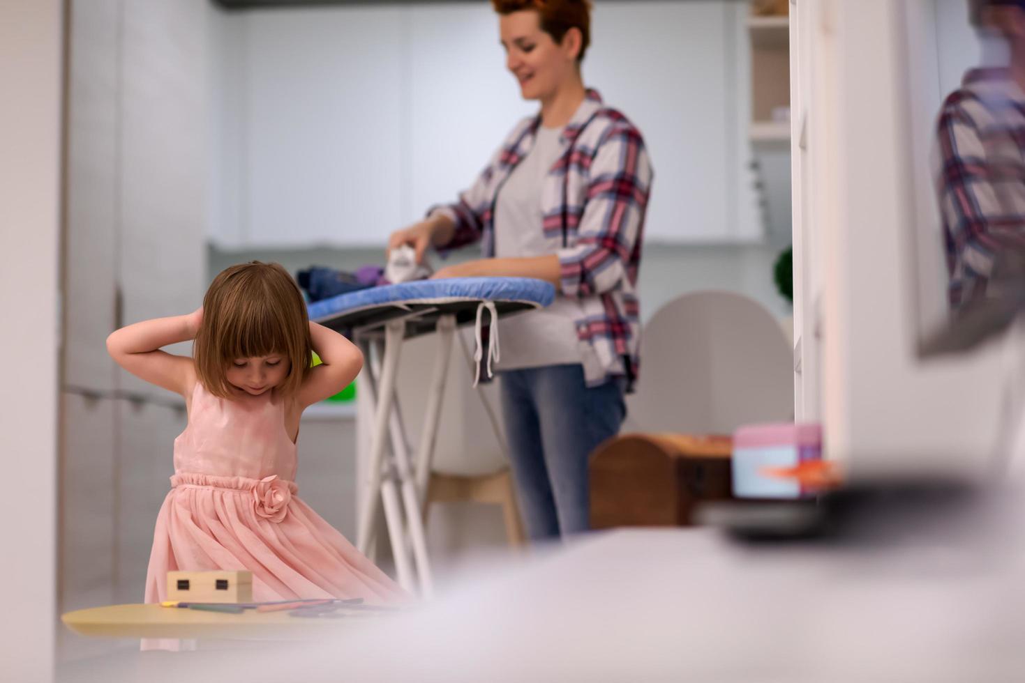 mère et petite fille passent du temps ensemble à la maison photo