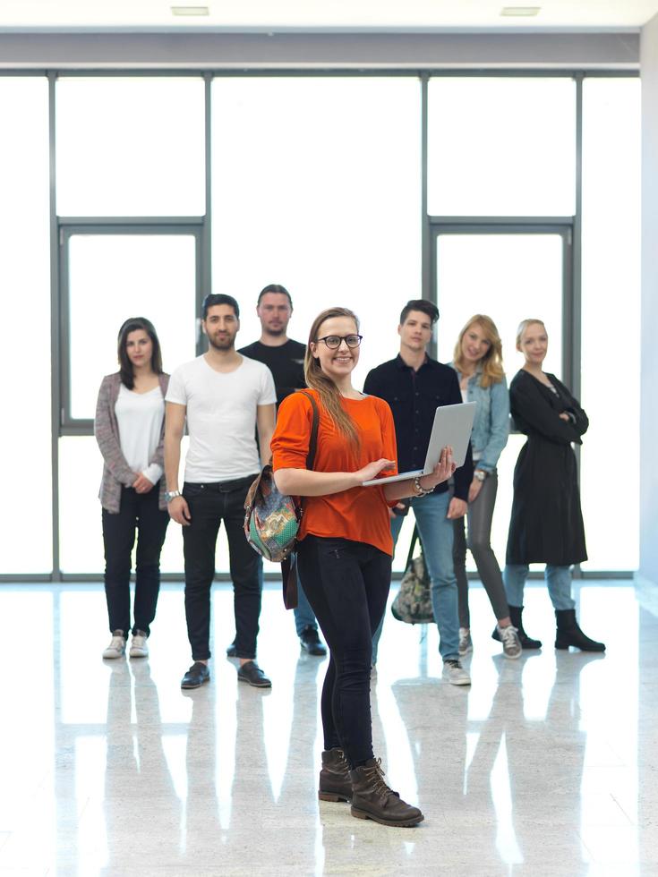 groupe d'étudiants debout ensemble en équipe photo