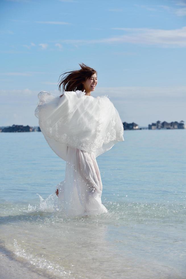 mariée asiatique sur la plage photo