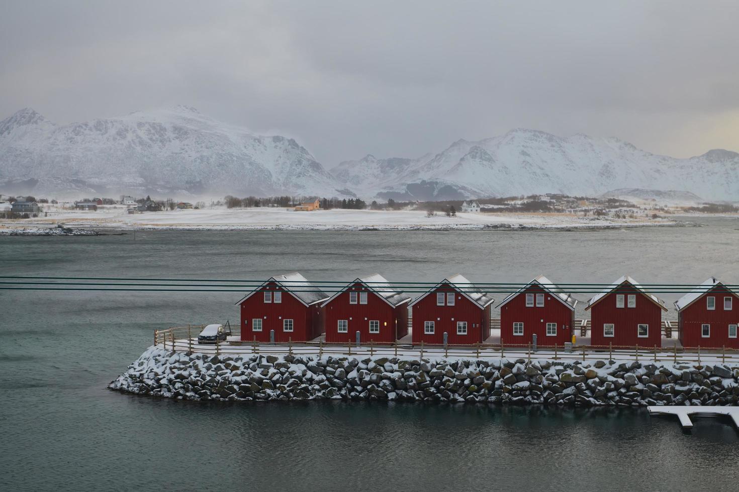 cabines et bateaux de pêcheurs norvégiens traditionnels photo