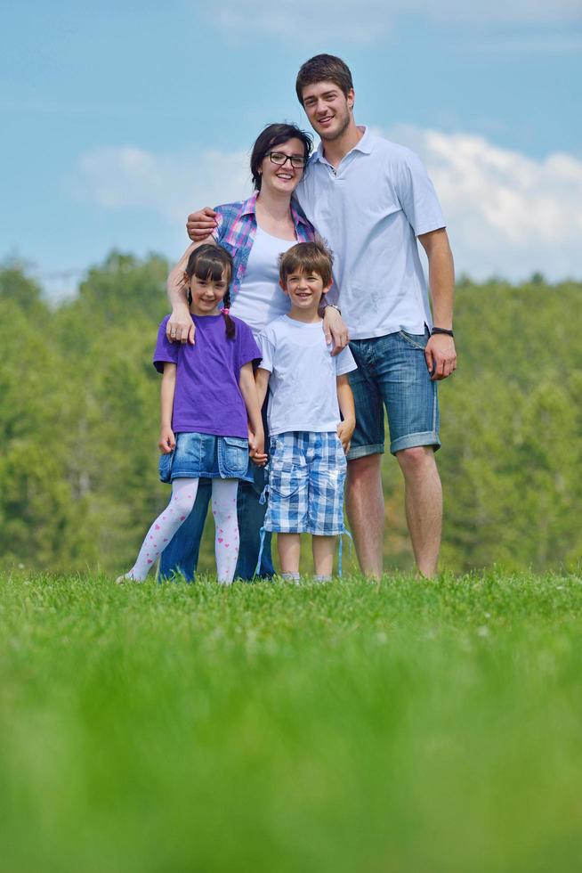 heureuse jeune famille s'amuser à l'extérieur photo