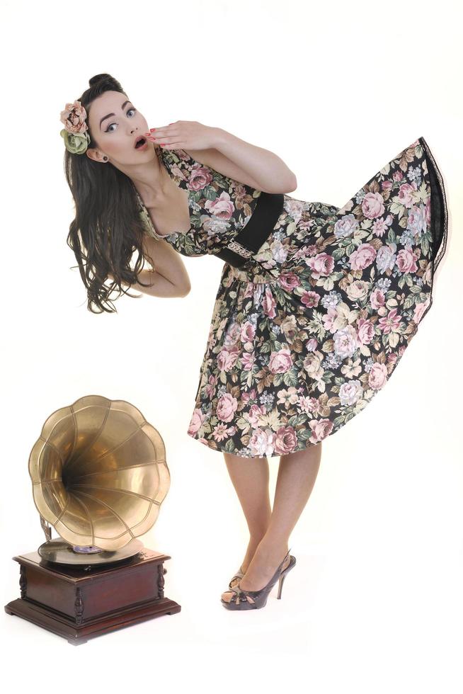 jolie fille écoutant de la musique sur un vieux gramophone photo