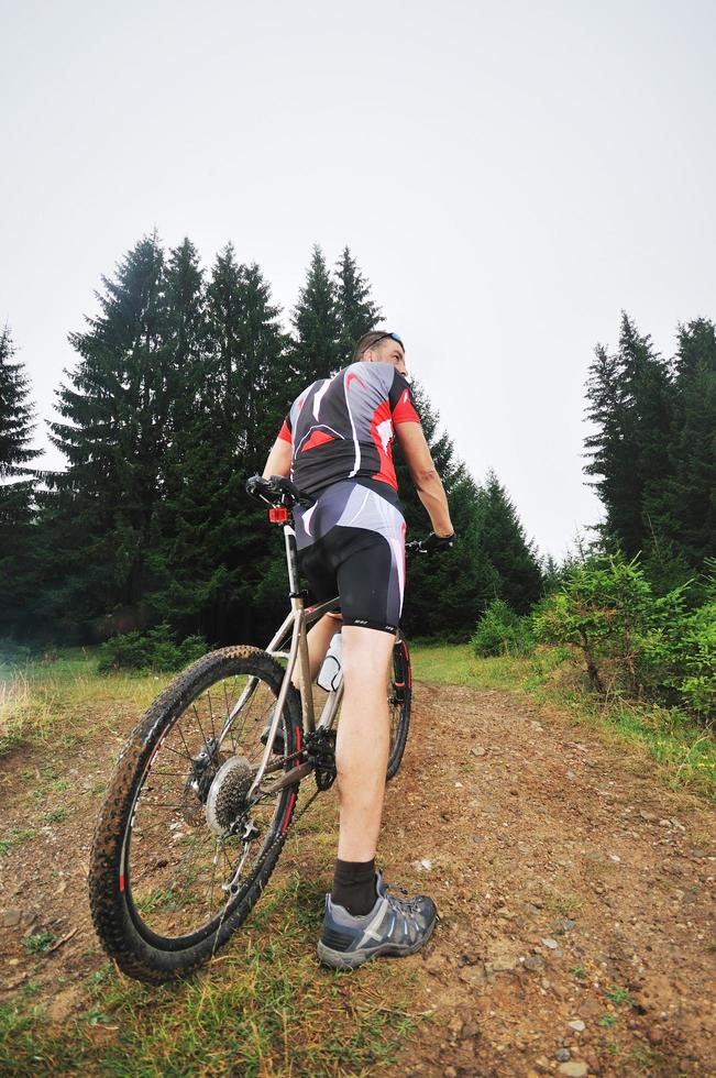 balade en vélo de montagne en plein air photo