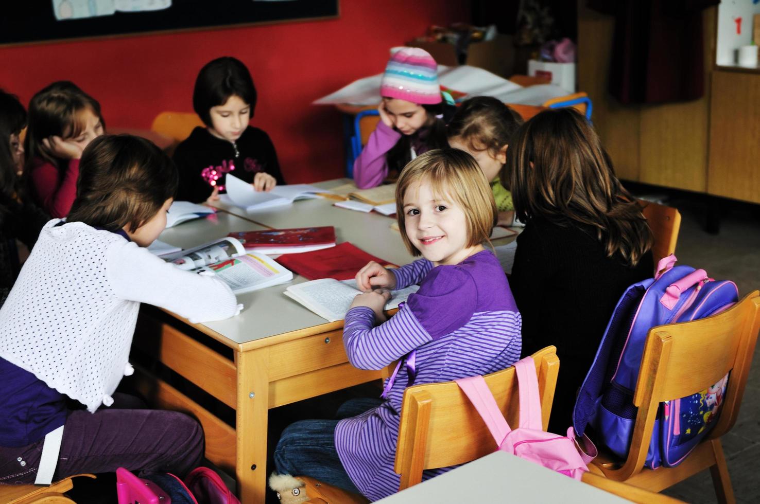 groupe d'enfants heureux à l'école photo