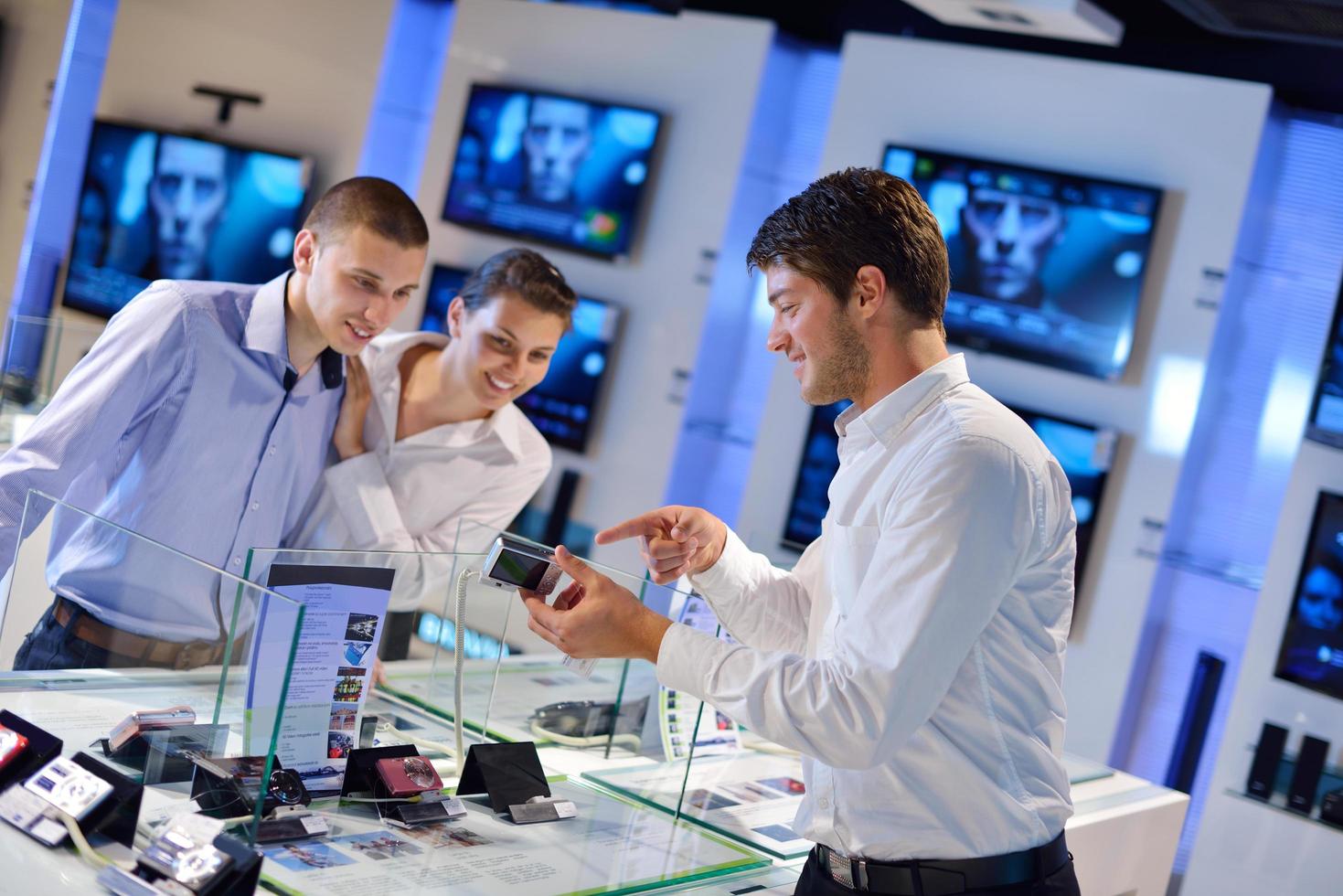 personnes dans un magasin d'électronique photo