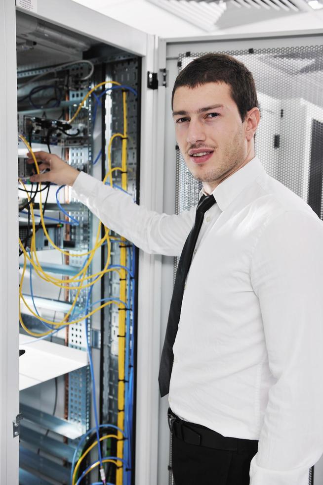 jeune ingénieur informatique dans la salle des serveurs du centre de données photo