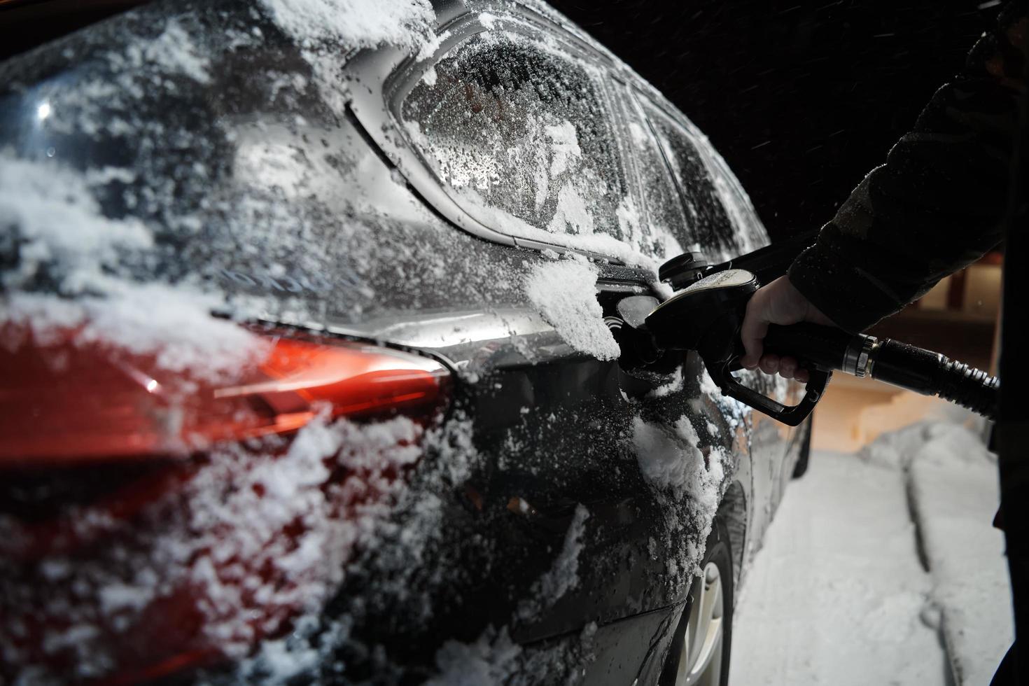 faire le plein de gaz diesel sur la station-service en hiver photo