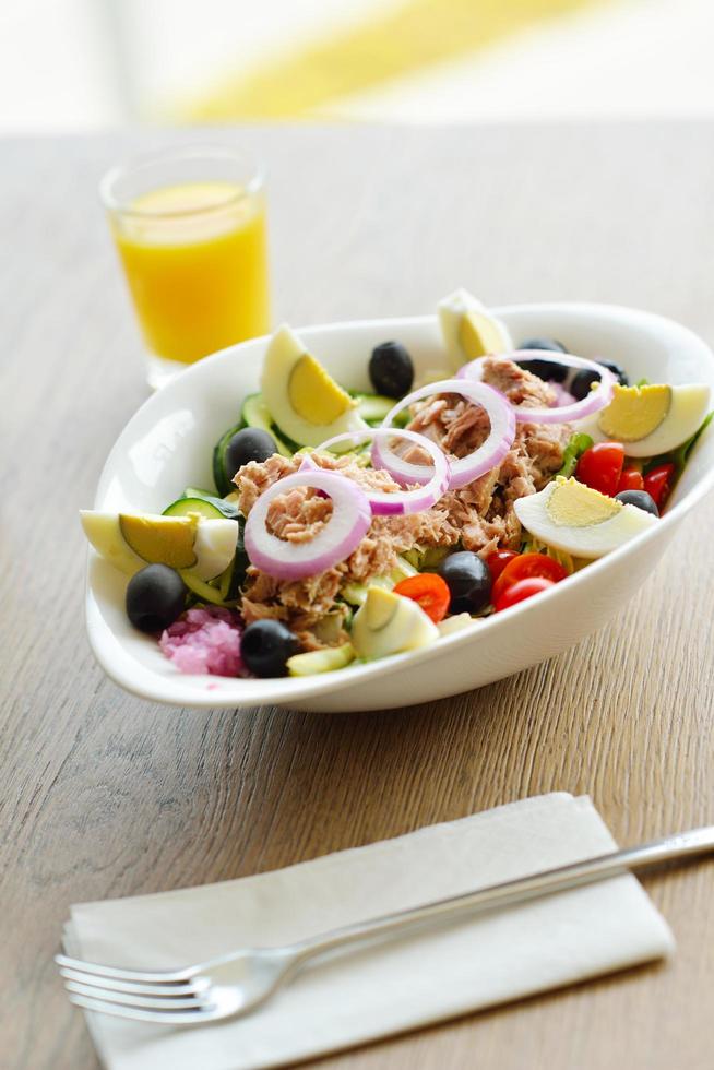 salade de thon aux légumes photo