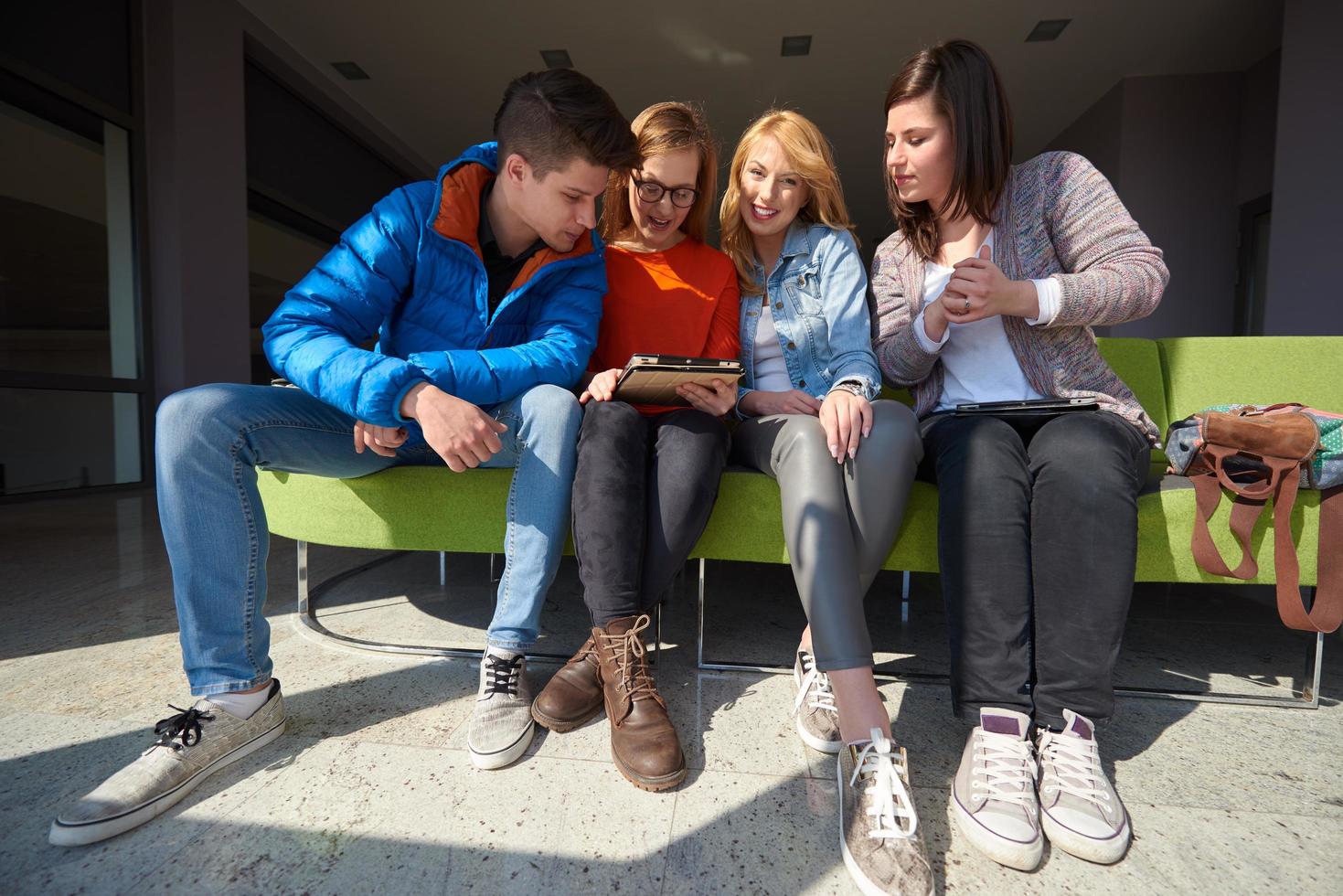 groupe d'étudiants travaillant ensemble sur un projet d'école photo