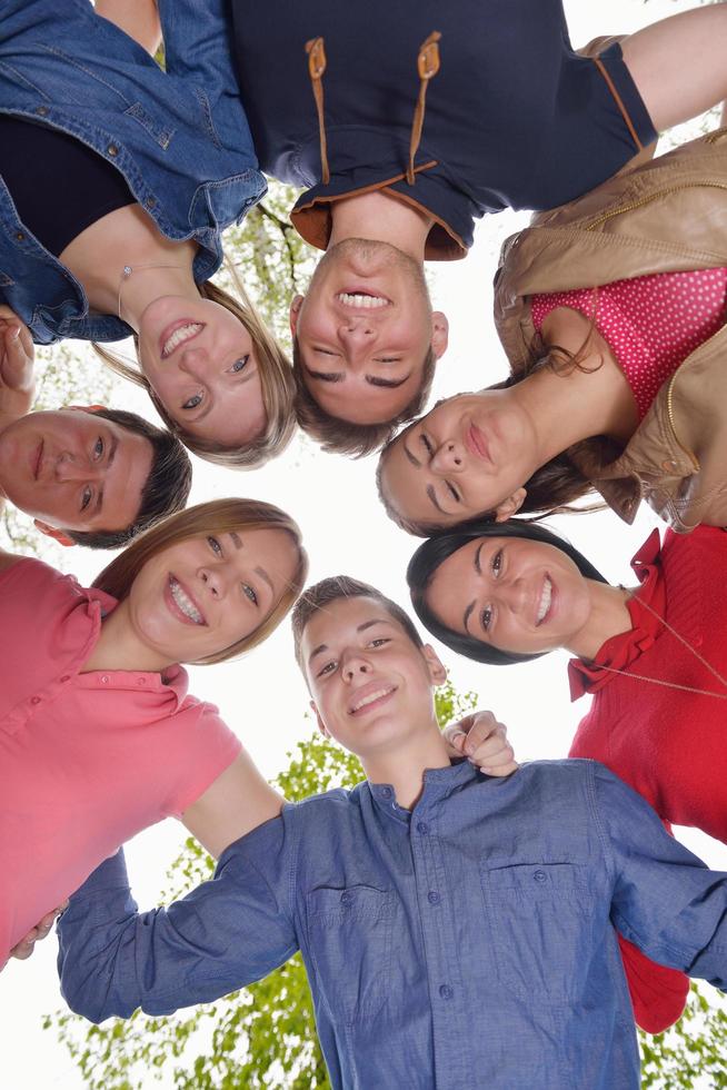 jeunes amis restant ensemble en plein air dans le parc photo