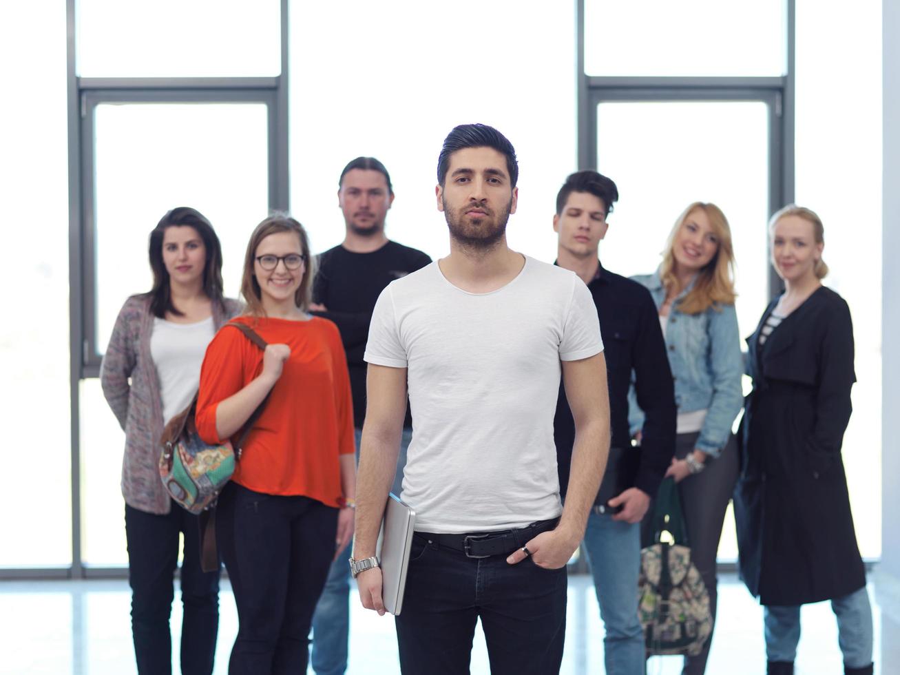 groupe d'étudiants debout ensemble en équipe photo