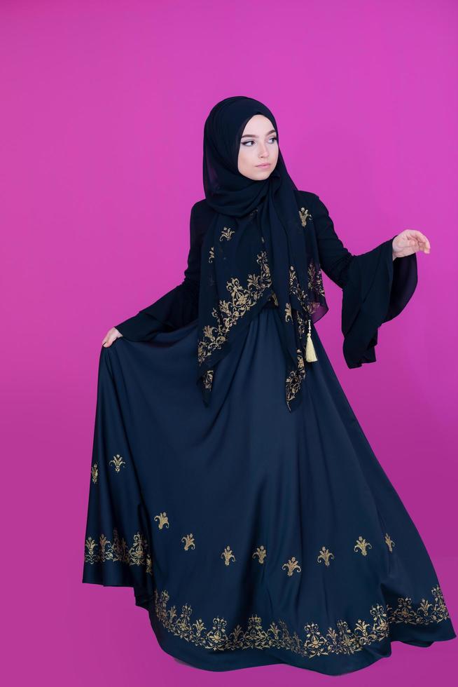 femme musulmane avec hijab en robe moderne photo