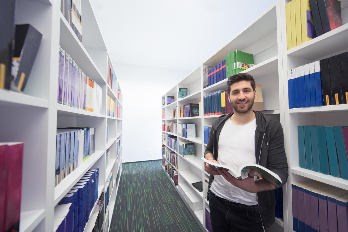 étude des étudiants à la bibliothèque de l'école photo