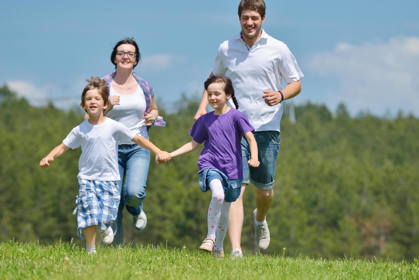 heureuse jeune famille s'amuser à l'extérieur photo