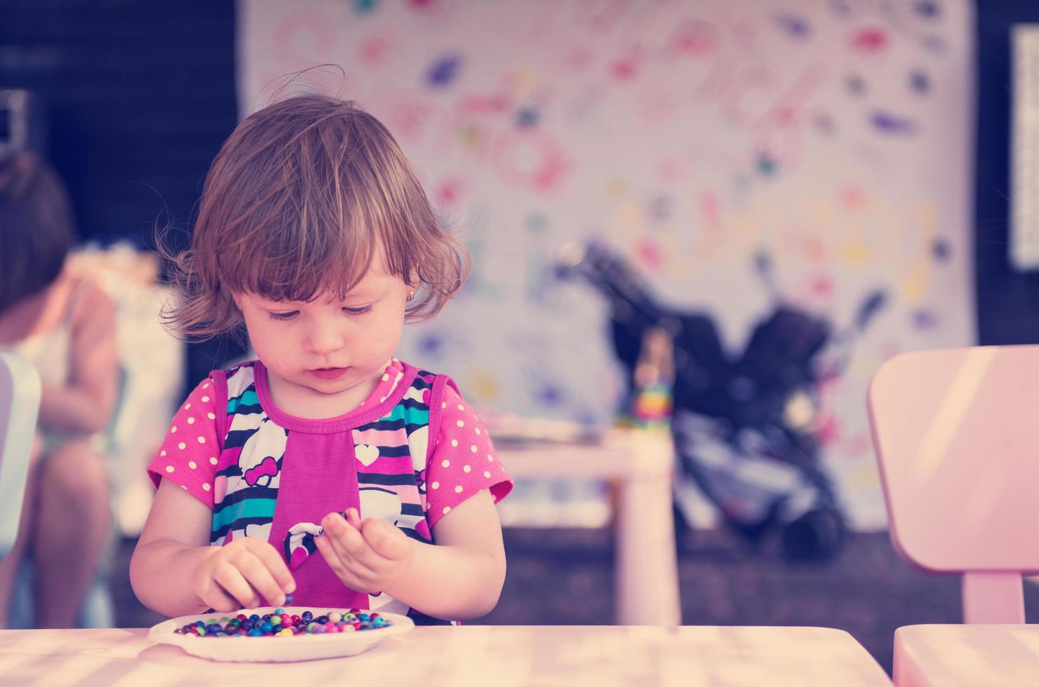 petite fille dessinant des images colorées photo