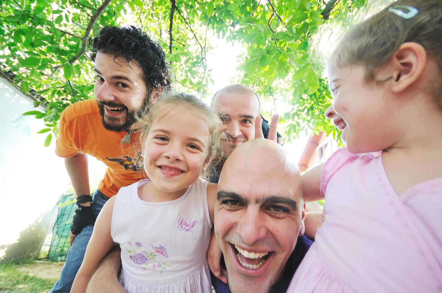 des gens heureux à l'extérieur photo