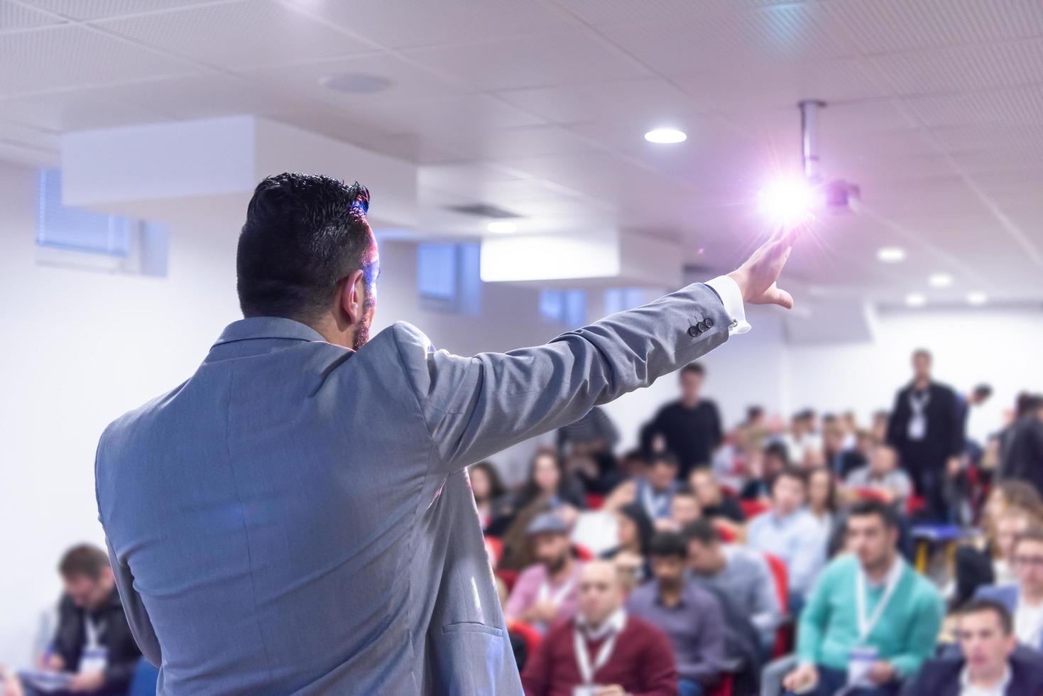 homme d'affaires donnant des présentations dans la salle de conférence photo