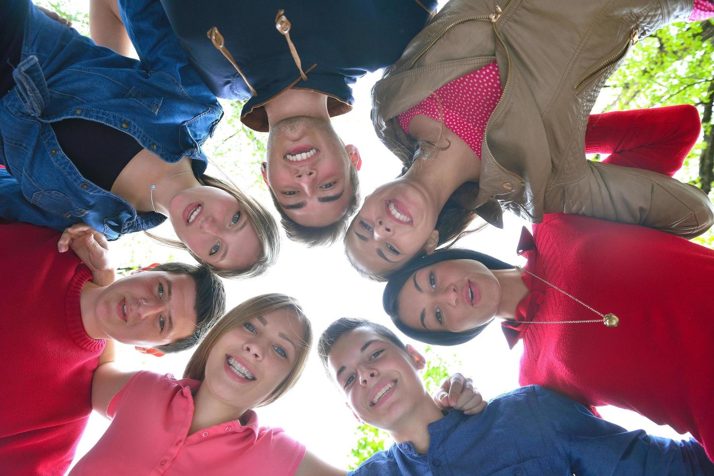 jeunes amis restant ensemble en plein air dans le parc photo