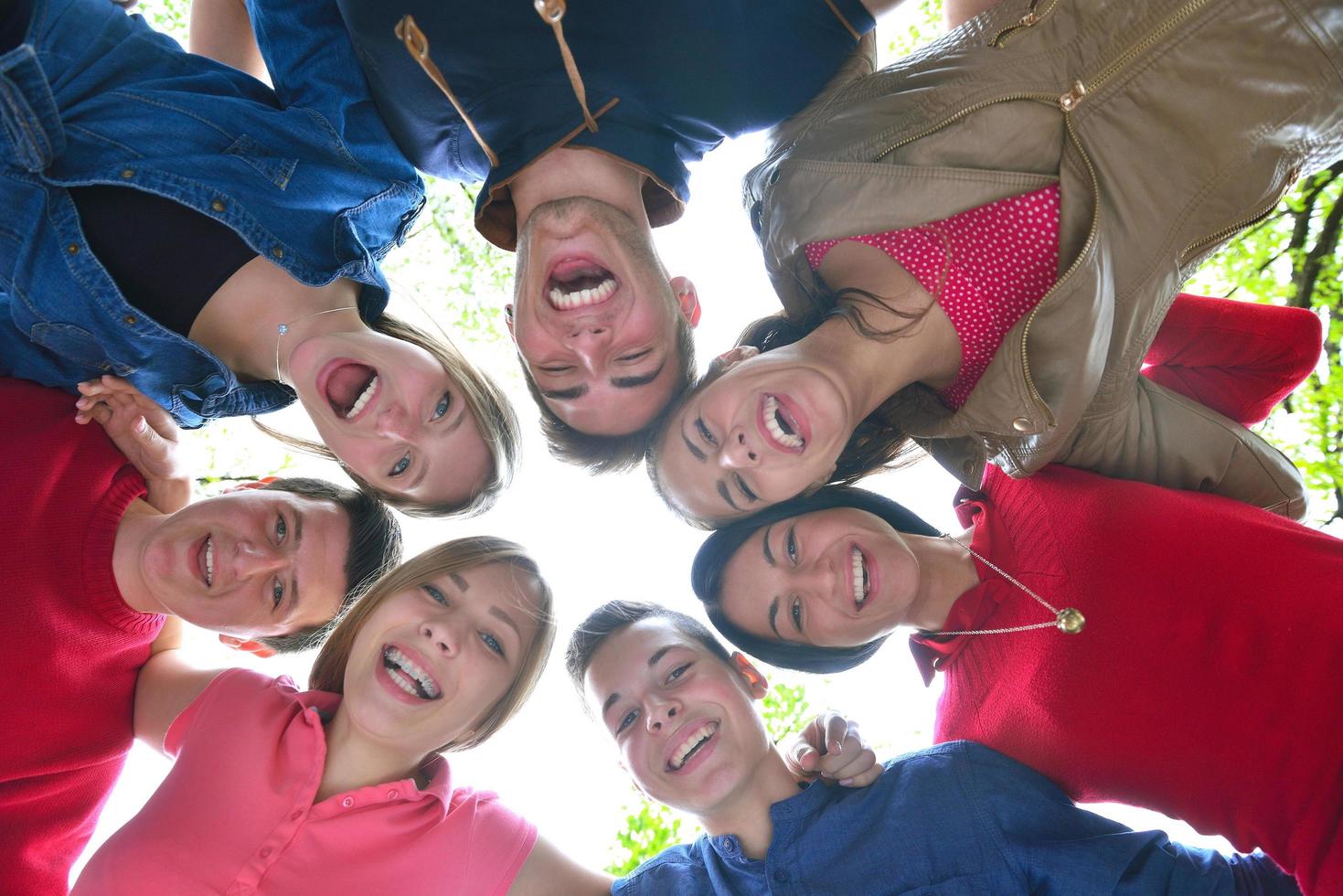 jeunes amis restant ensemble en plein air dans le parc photo