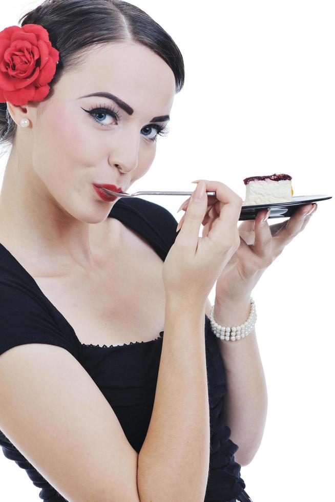 belle jeune femme manger un gâteau sucré photo