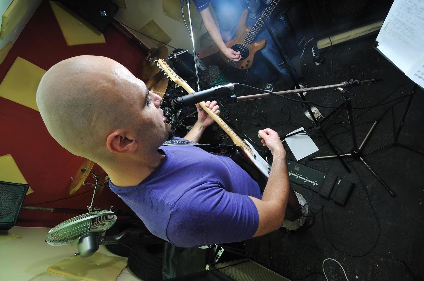 un groupe de musique s'entraîne dans un garage photo