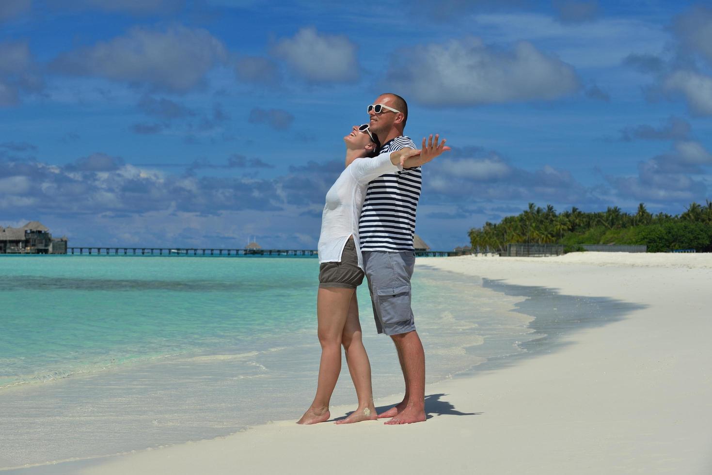 un jeune couple heureux s'amuse en été photo