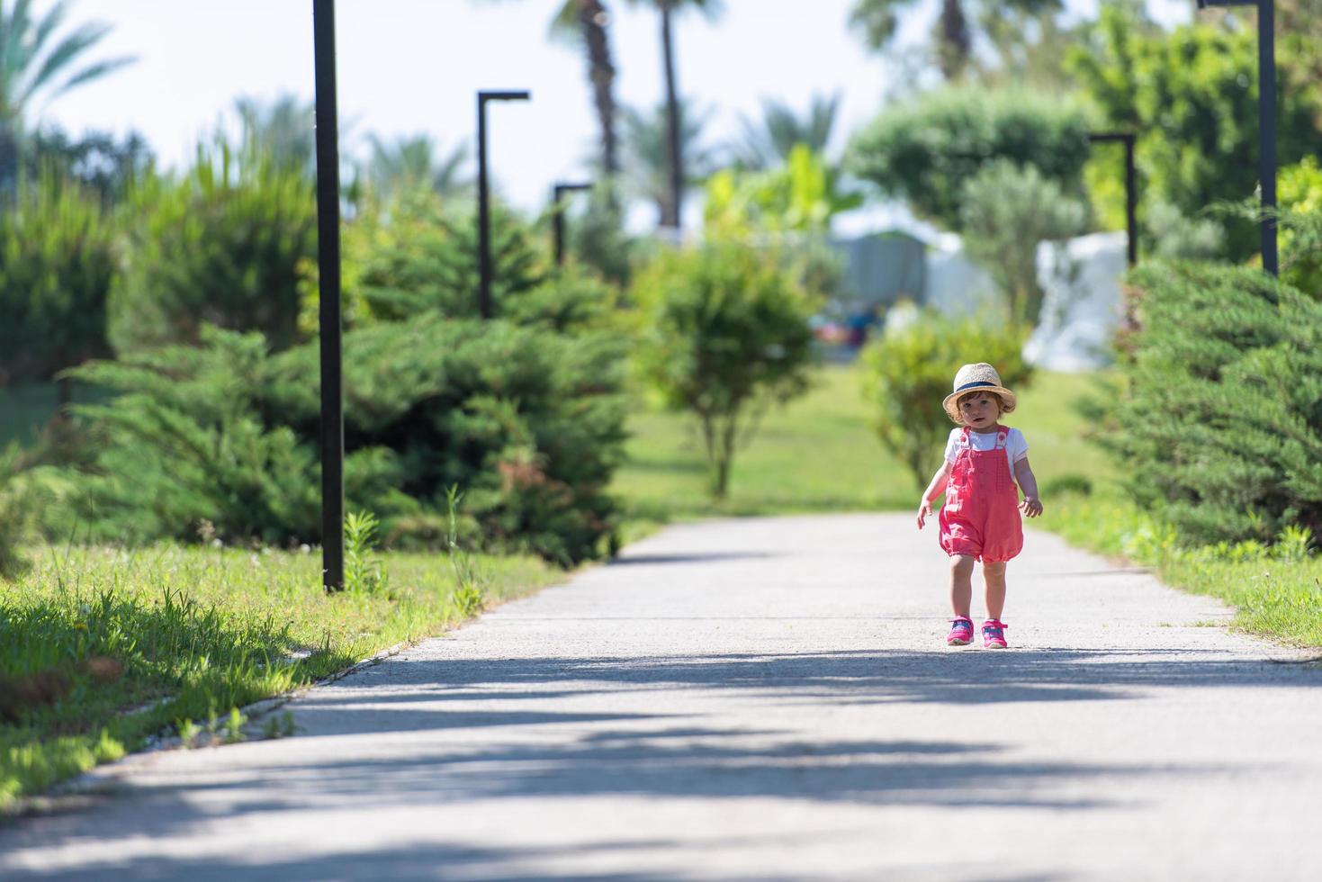 petite fille qui court dans le parc d'été photo